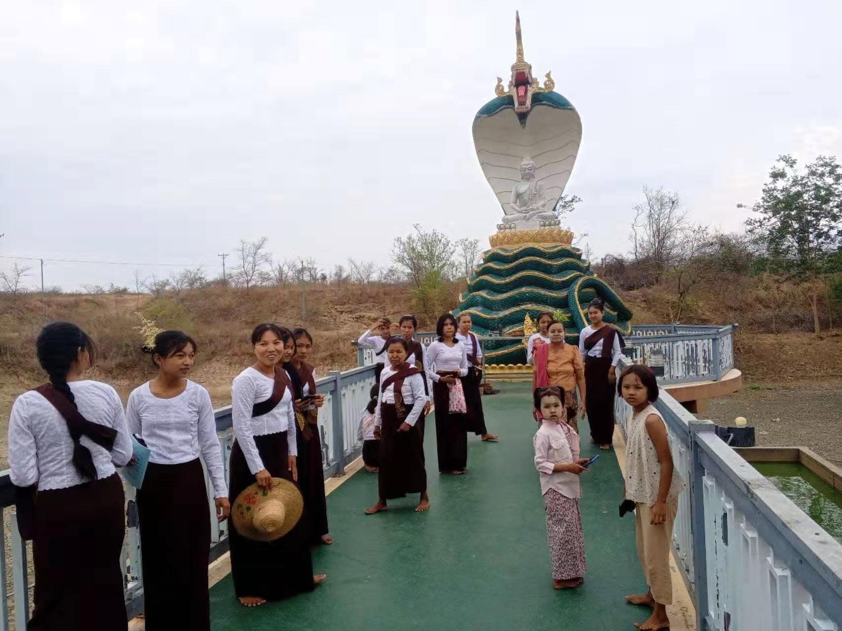ဒေသခံပြည်သူများဘုရားဖူးလာရောက်ခြင်း ။ image 2